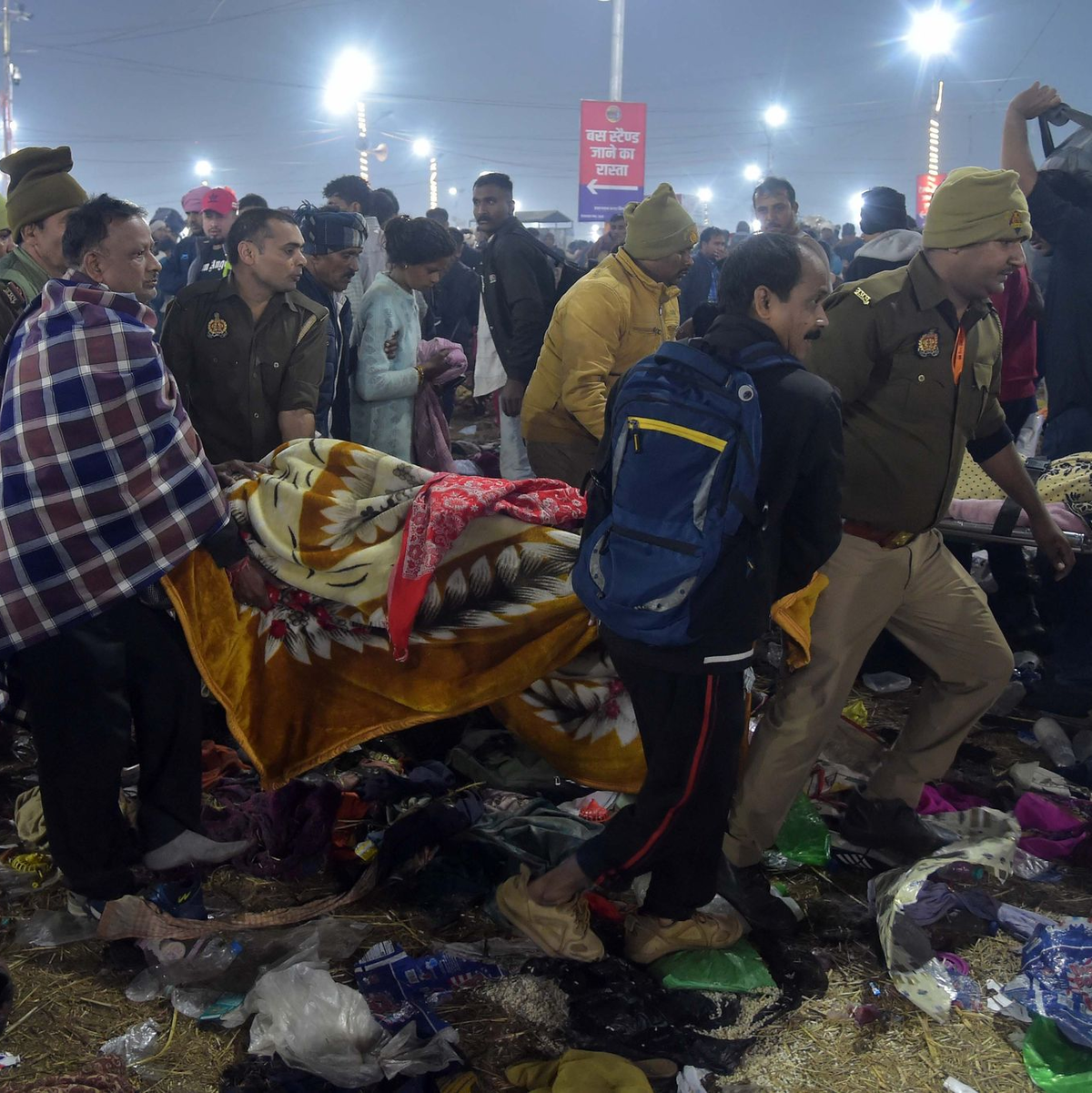 Nach einer Massenpanik tragen Helfer Opfer weg. - Foto: Str./XinHua/dpa