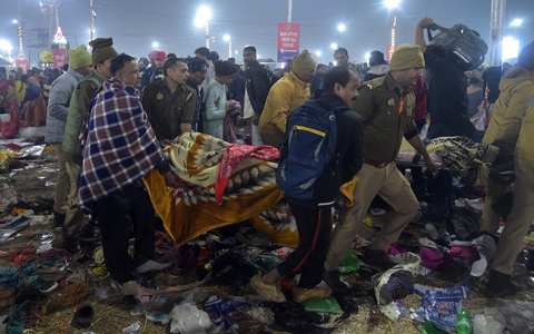 Nach einer Massenpanik tragen Helfer Opfer weg. - Foto: Str./XinHua/dpa