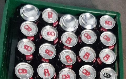 BPOL-HH: Supermarkt - Kunde steckt sich 20 Alkohol-Mixgetränke in die Einkaufstasche, aber ohne die Ware zu bezahlen... - Foto: presseportal.de