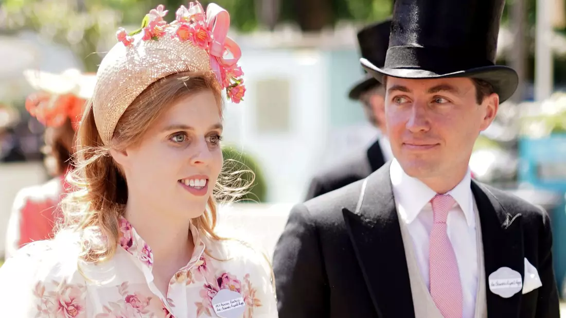 Die glücklichen Eltern: Prinzessin Beatrice (l.) von York und ihr Ehemann Edoardo Mapelli Mozzi. (Archivbild) - Bild: Aaron Chown/PA/dpa