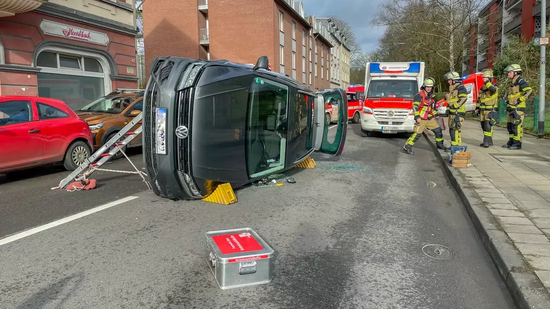 FW-E: Pkw-Unfall in Kupferdreh - Fahrzeug kippt auf die Seite, Fahrer leicht verletzt - Bild: presseportal.de
