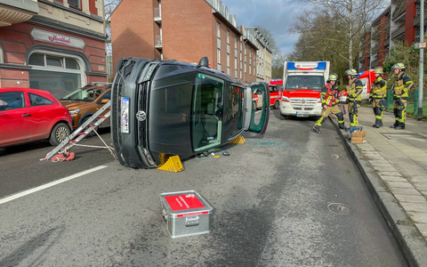FW-E: Pkw-Unfall in Kupferdreh - Fahrzeug kippt auf die Seite, Fahrer leicht verletzt - Foto: presseportal.de