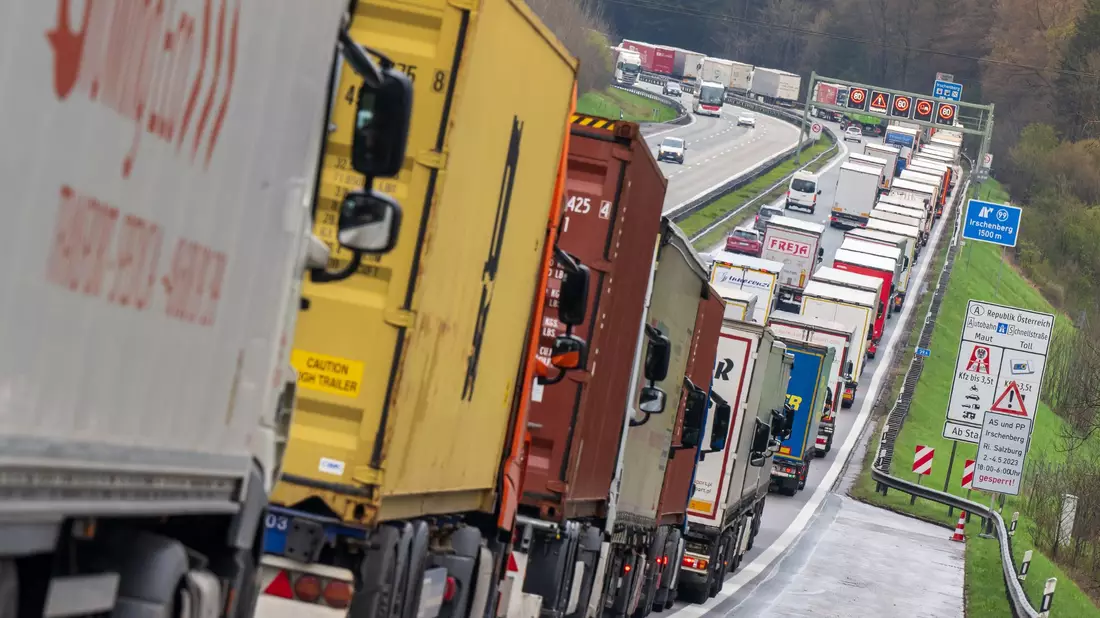 Bislang werden die meisten Lkw mit Diesel betrieben. (Archivbild)  - Bild: Peter Kneffel/dpa
