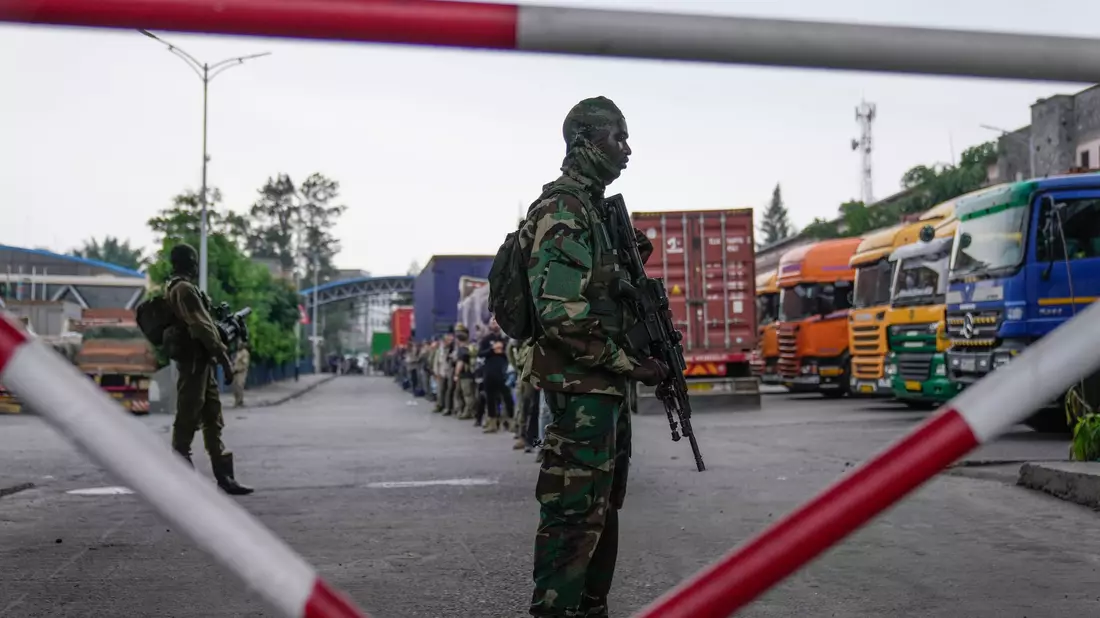 M23-Rebellen lassen rumänische Söldner aus dem Kongo nach Gisenyi im Ruanda ziehen. - Bild: Brian Inganga/AP/dpa