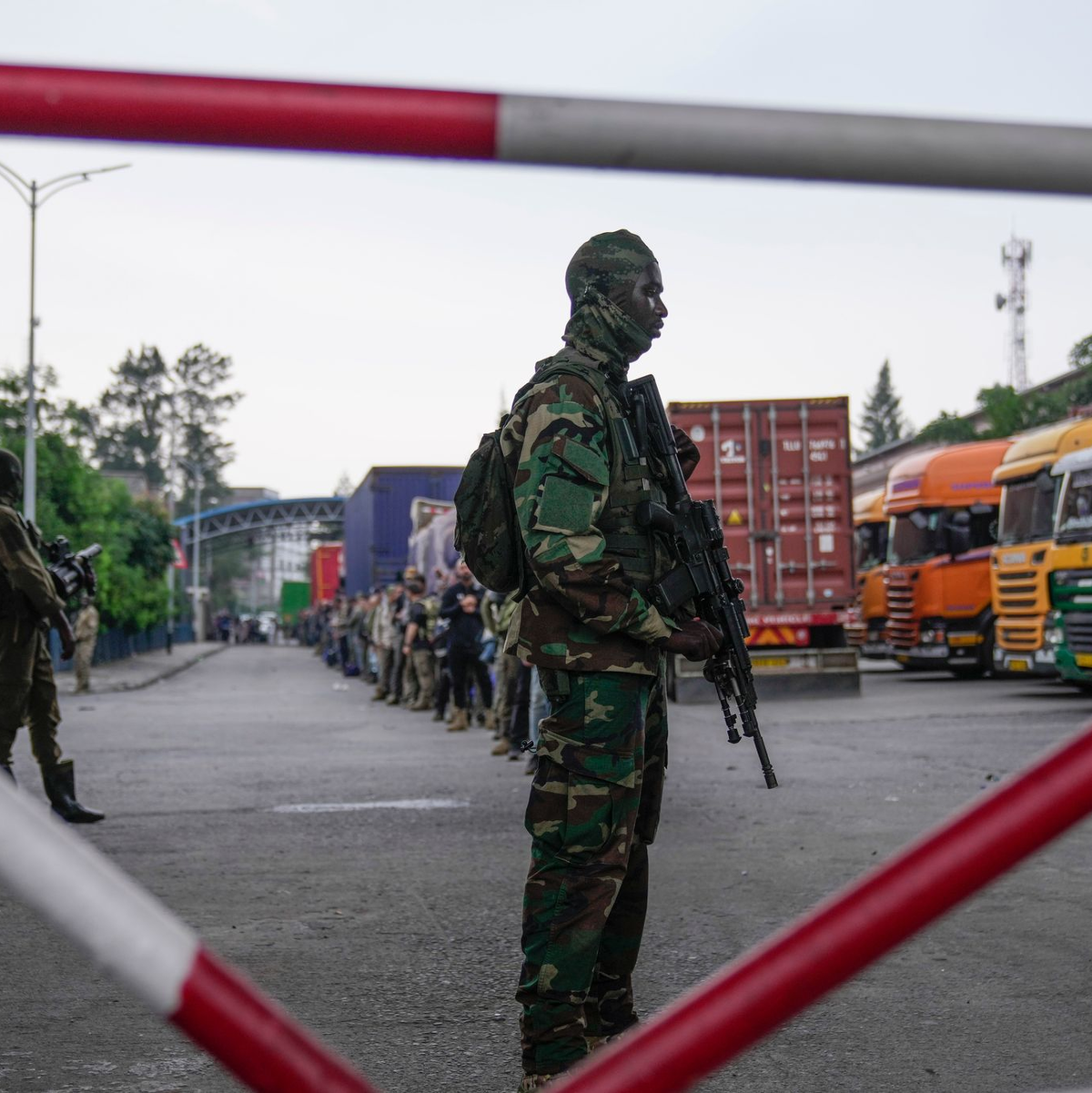 M23-Rebellen lassen rumänische Söldner aus dem Kongo nach Gisenyi im Ruanda ziehen. - Foto: Brian Inganga/AP/dpa