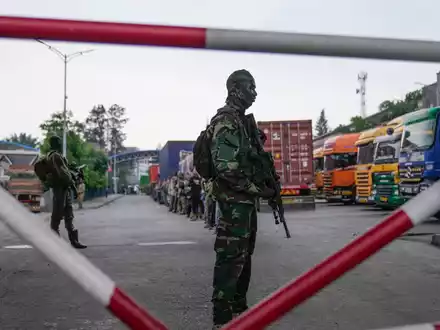 M23-Rebellen lassen rumänische Söldner aus dem Kongo nach Gisenyi im Ruanda ziehen. - Foto: Brian Inganga/AP/dpa