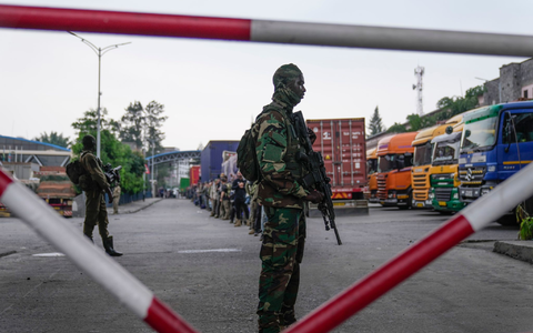 M23-Rebellen lassen rumänische Söldner aus dem Kongo nach Gisenyi im Ruanda ziehen. - Foto: Brian Inganga/AP/dpa