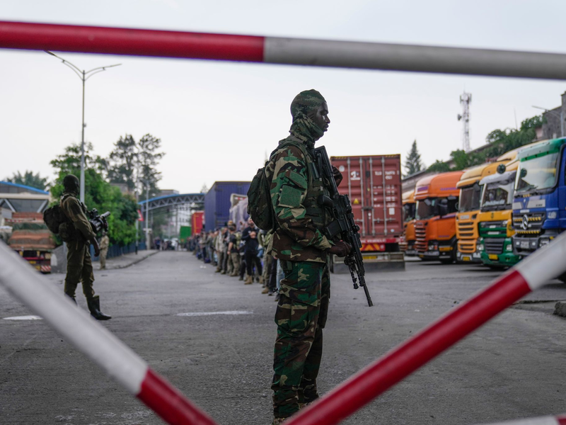 M23-Rebellen lassen rumänische Söldner aus dem Kongo nach Gisenyi im Ruanda ziehen. - Foto: Brian Inganga/AP/dpa