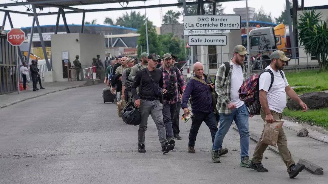 Rumänische Söldner werden am Grenzübergang Gisenyi zwischen Kongo und Ruanda freigelassen. - Bild: Brian Inganga/AP/dpa