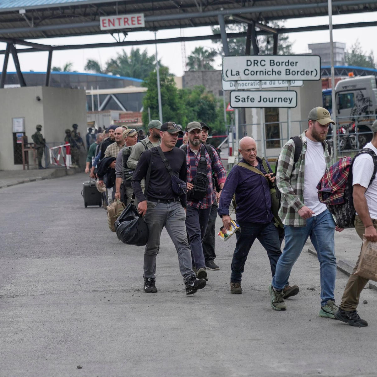 Rumänische Söldner werden am Grenzübergang Gisenyi zwischen Kongo und Ruanda freigelassen. - Foto: Brian Inganga/AP/dpa