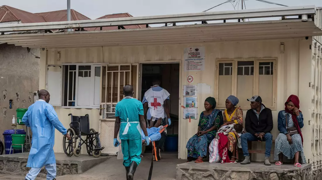 Eine verletzte Person wird in Goma in ein Krankenhaus gebracht. Die humanitäre Situation spitzte sich zuletzt weiter zu. (Archivbild) - Bild: Moses Sawasawa/AP/dpa