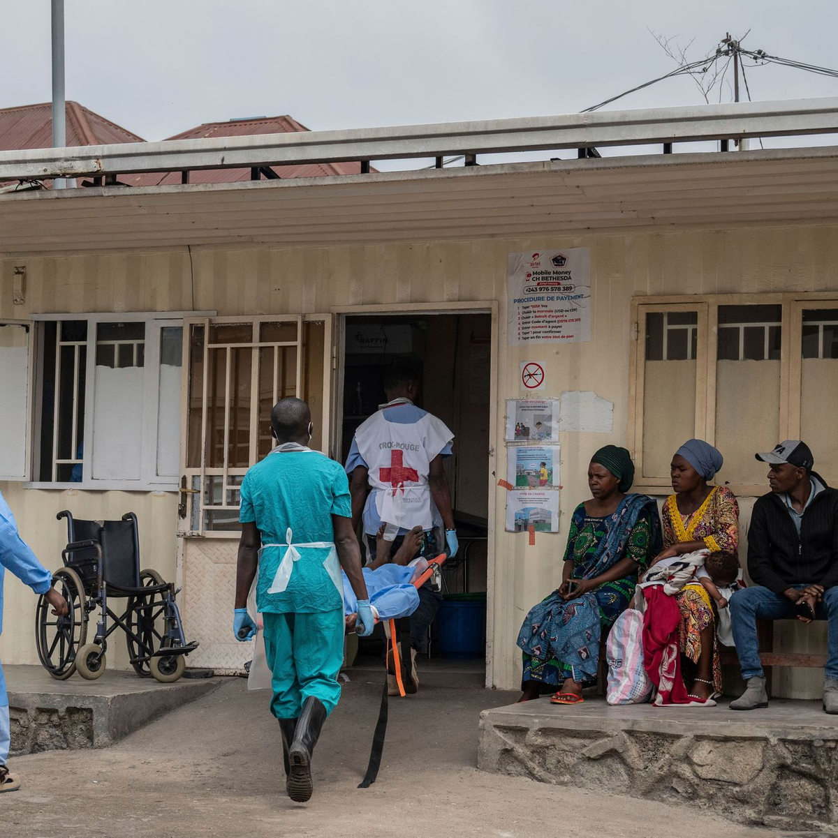 Eine verletzte Person wird in Goma in ein Krankenhaus gebracht. Die humanitäre Situation spitzte sich zuletzt weiter zu. (Archivbild) - Foto: Moses Sawasawa/AP/dpa