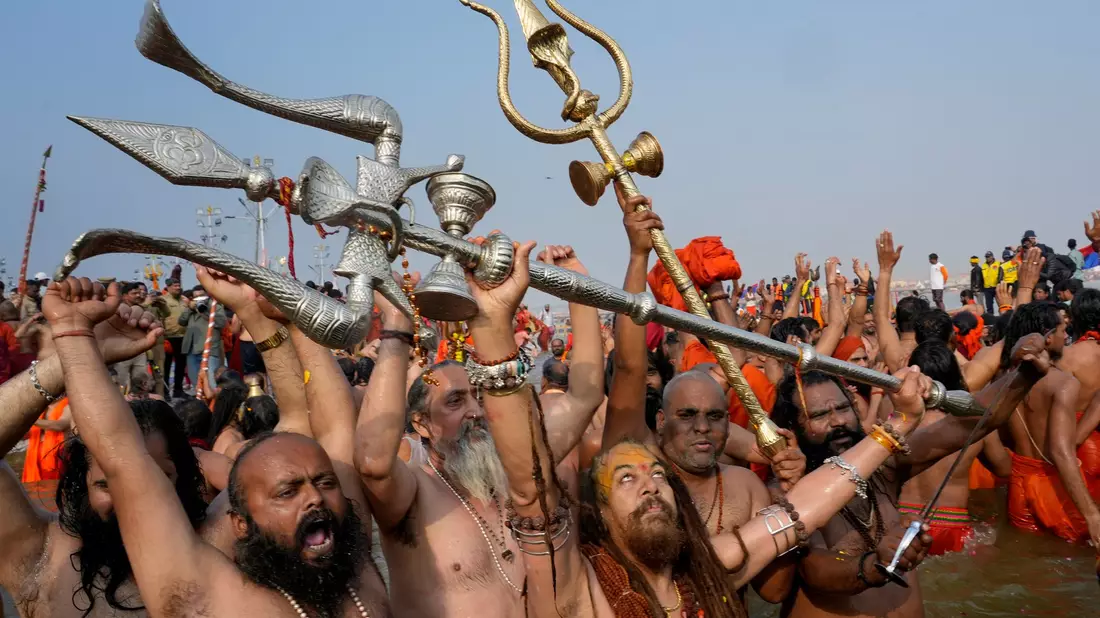 Im Zentrum des sechswöchigen Festivals stehen rituelle Waschungen an der Stelle, wo sich der Ganges und der Yamuna mit dem nur in der Mythologie existierenden Strom Saraswati vereinigen. - Bild: Deepak Sharma/AP/dpa