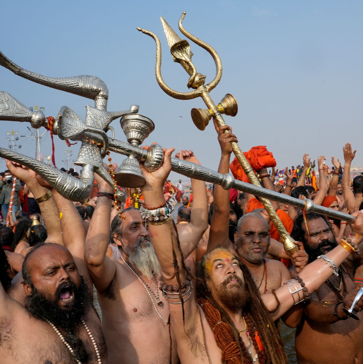 Im Zentrum des sechswöchigen Festivals stehen rituelle Waschungen an der Stelle, wo sich der Ganges und der Yamuna mit dem nur in der Mythologie existierenden Strom Saraswati vereinigen. - Foto: Deepak Sharma/AP/dpa