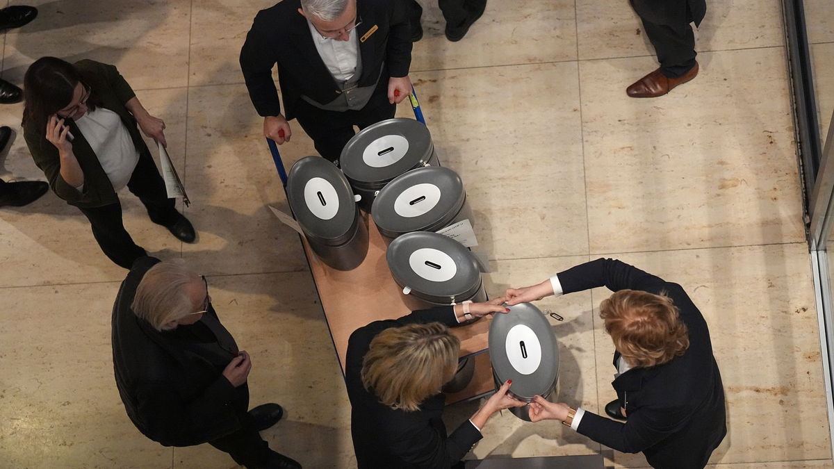Der Bundestag stimmte über zwei CDU/CSU-Anträge zur Migration ab - einer scheiterte. - Foto: Michael Kappeler/dpa