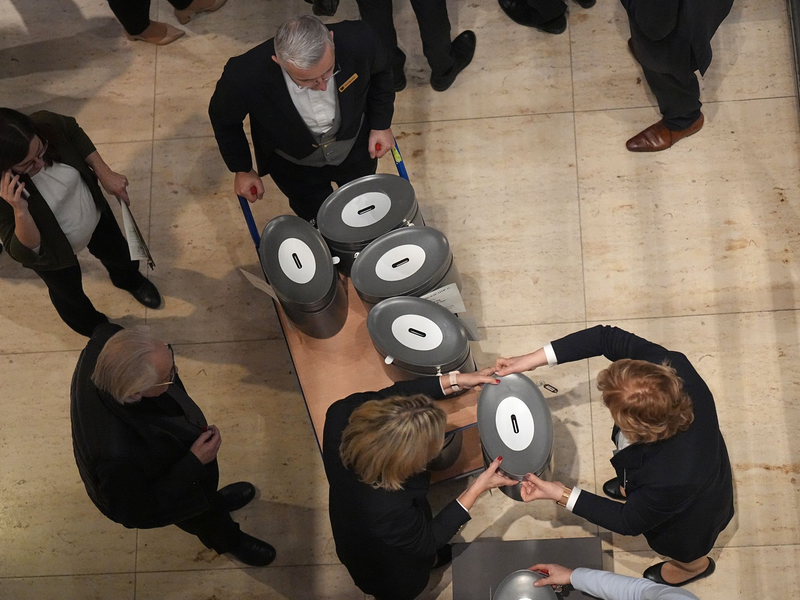 Der Bundestag stimmte über zwei CDU/CSU-Anträge zur Migration ab - einer scheiterte. - Foto: Michael Kappeler/dpa