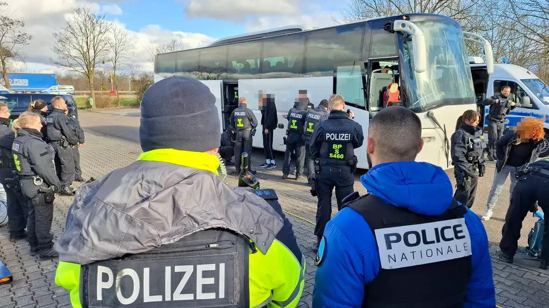 BPOLI-OG: Champions League Spiel Stuttgart - Paris - Einsatzmaßnahmen an der deutsch-französischen Grenze - Bild: presseportal.de