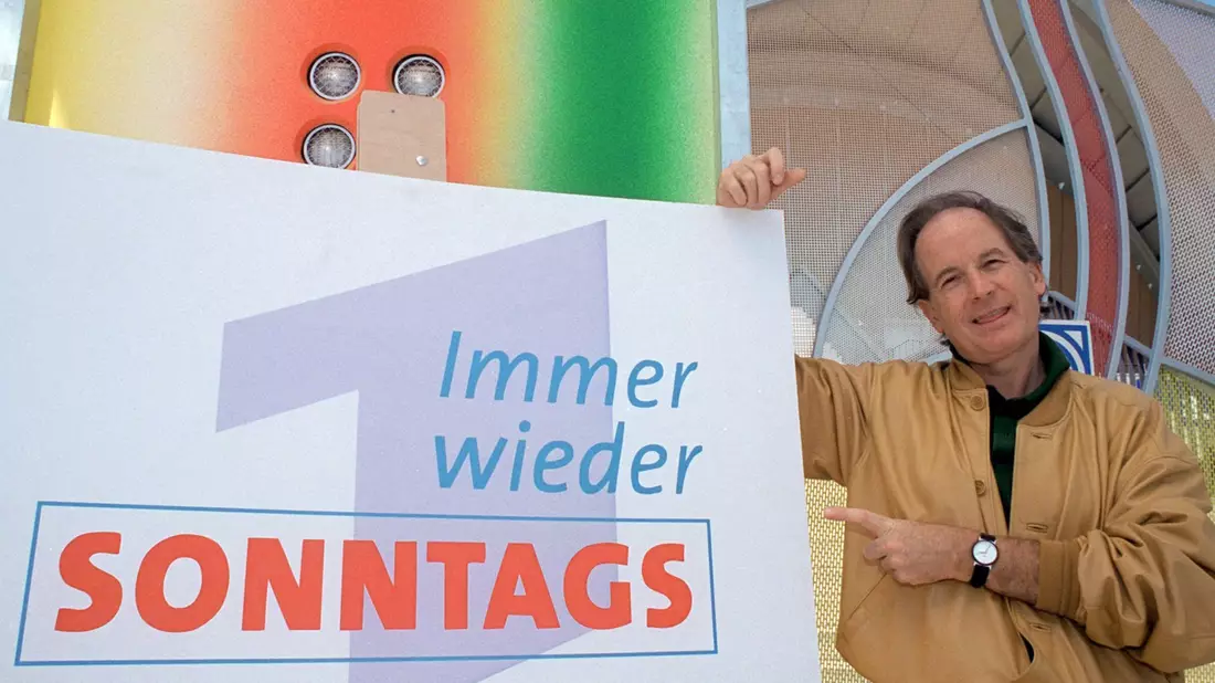 Schautzer hat auch die Show «Immer wieder sonntags» erfunden und neun Jahre lang moderiert. (Archivbild) - Bild: Karl Mittenzwei/dpa
