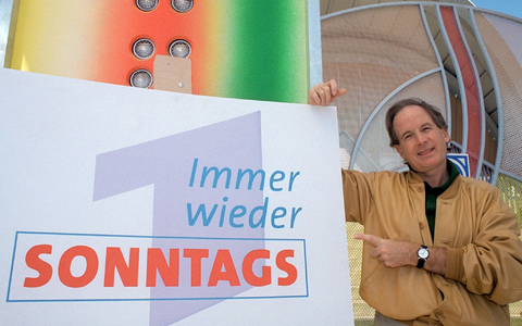 Schautzer hat auch die Show «Immer wieder sonntags» erfunden und neun Jahre lang moderiert. (Archivbild) - Foto: Karl Mittenzwei/dpa