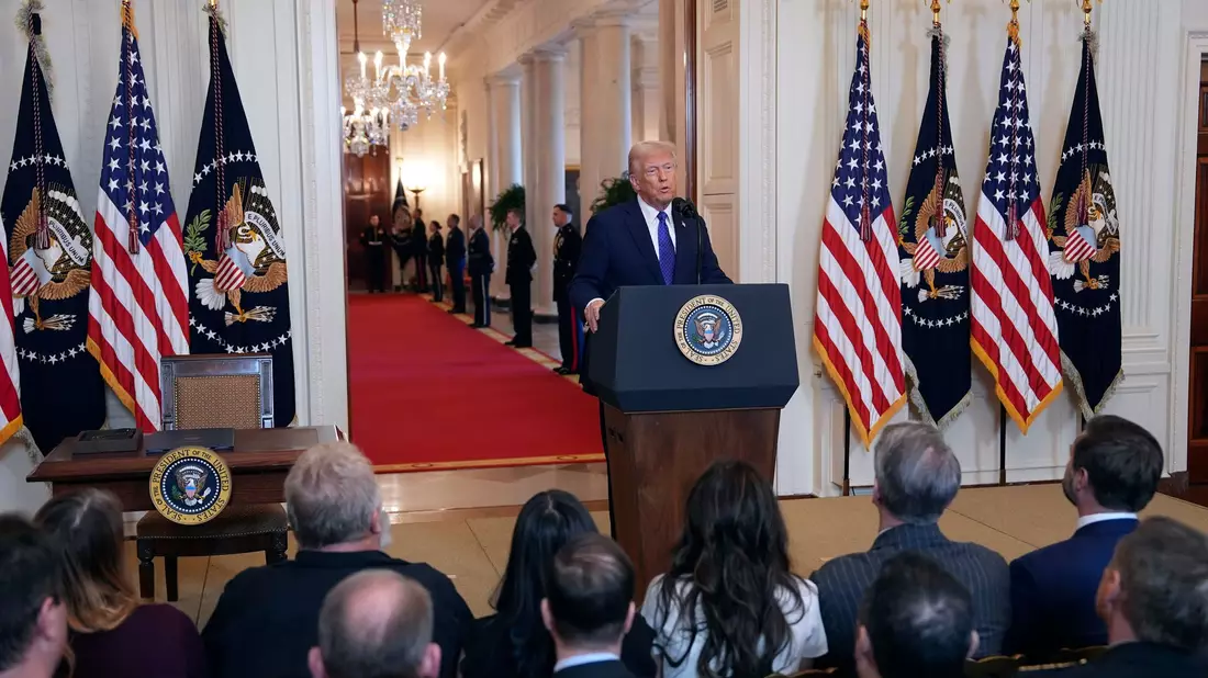 Trump beschreibt den «Laken Riley Act» als «Meilenstein». - Bild: Alex Brandon/AP/dpa