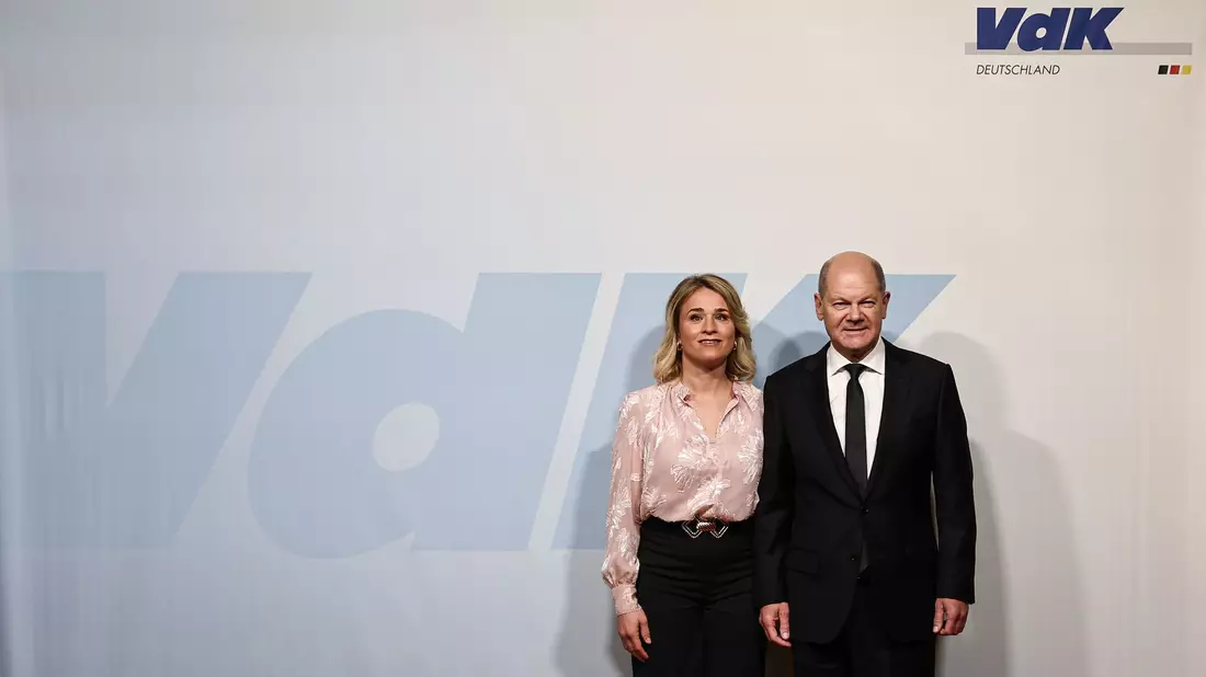 VdK-Präsidentin Verena Bentele und Kanzler Olaf Scholz im Schulterschluss - Bild: Hannes P. Albert/dpa
