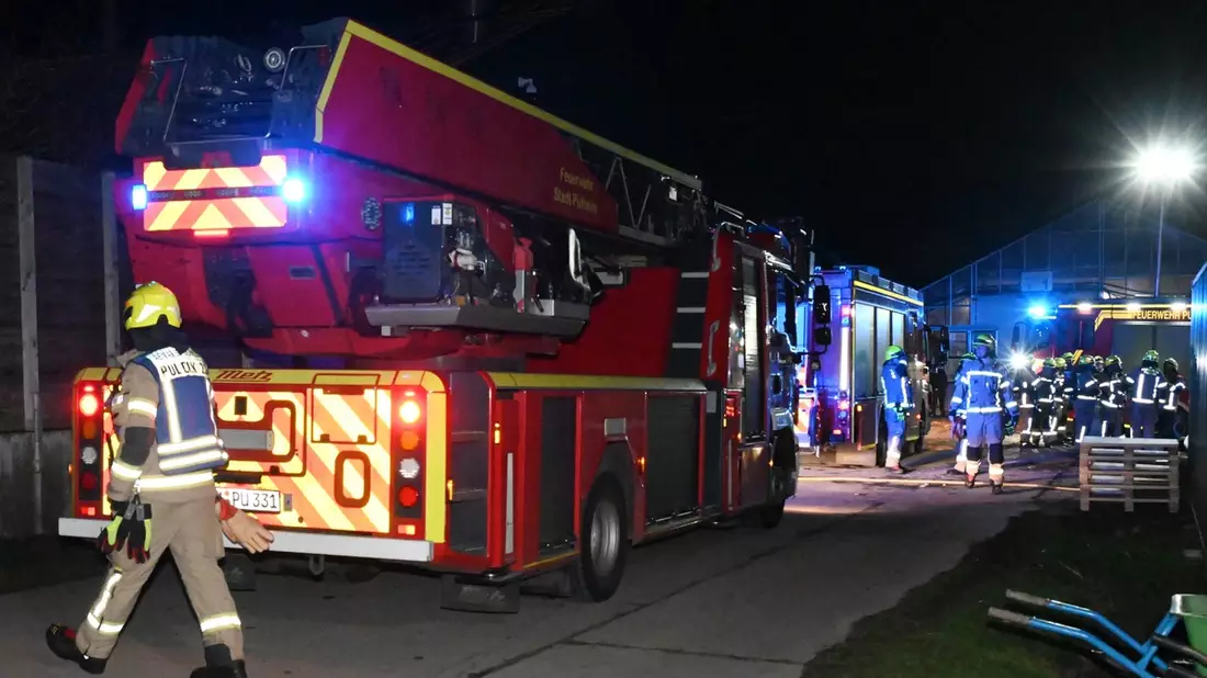 FW Pulheim: Feuer in Gärtnereibetrieb - Bild: presseportal.de