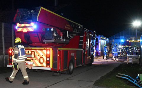 FW Pulheim: Feuer in Gärtnereibetrieb - Foto: presseportal.de