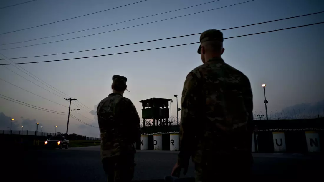 Der US-Marinestützpunkt Guantánamo Bay auf Kuba ist berüchtigt wegen eines umstrittenen Gefangenenlagers, das die Vereinigten Staaten nach den Anschlägen vom 11. September 2001 errichtet hatten. (Archivbild) - Bild: Ramon Espinosa/AP/dpa