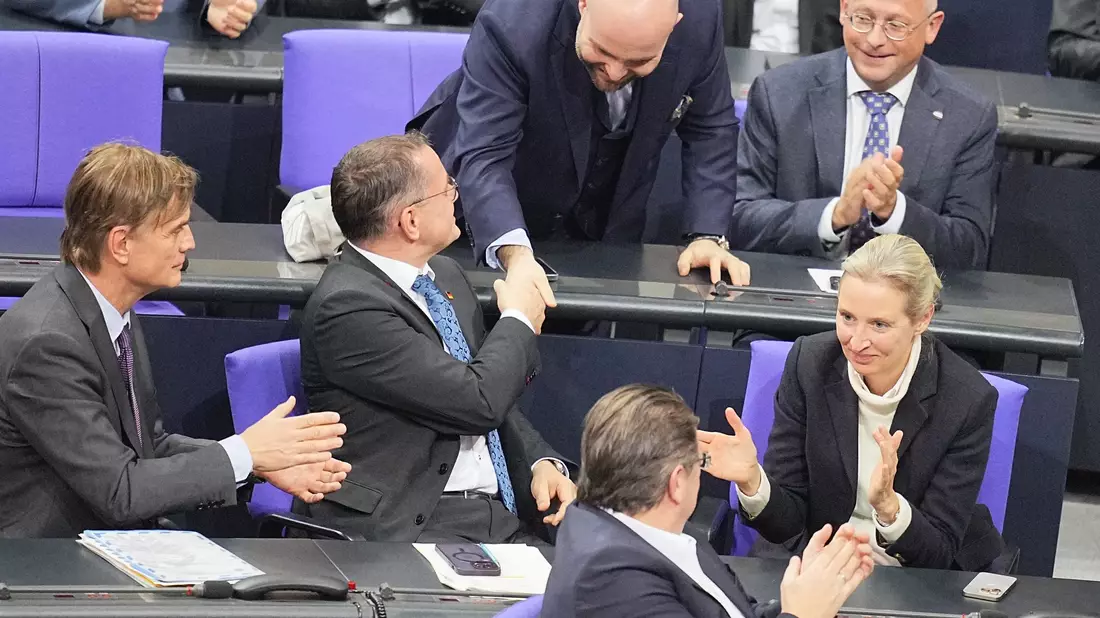 Die Union bringt ihren Fünf-Punkte-Plan für eine Verschärfung der Bekämpfung der irregulären Migration durch den Bundestag.  - Bild: Michael Kappeler/dpa