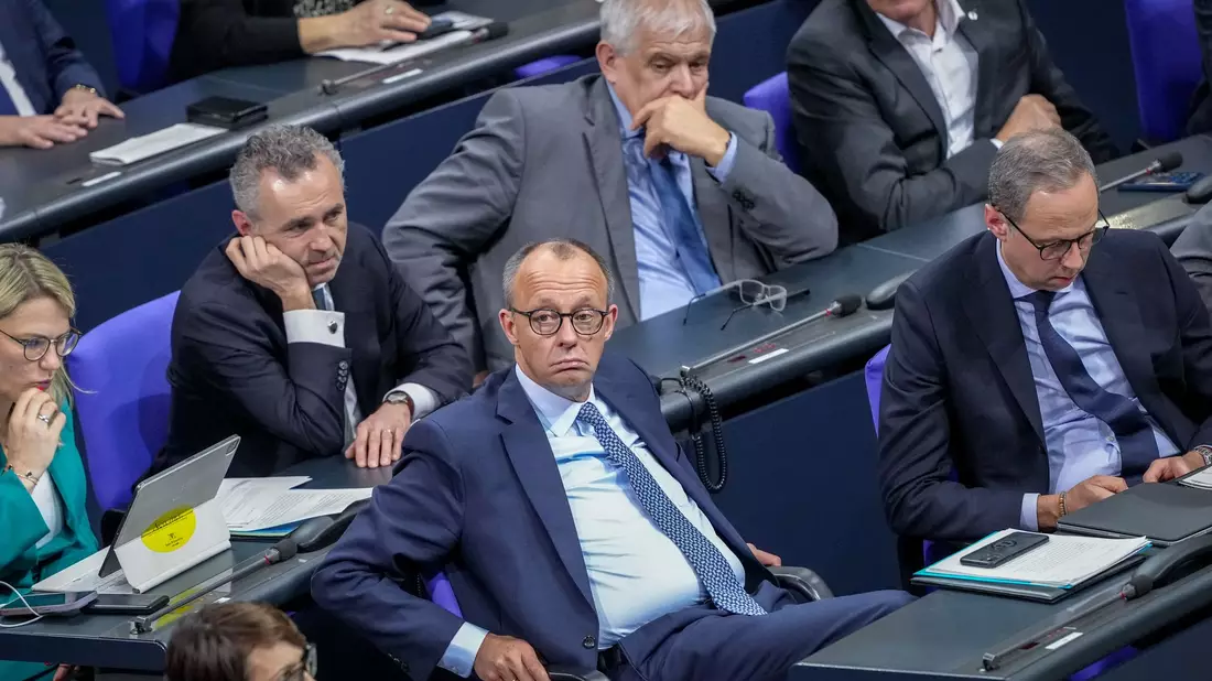 Merz sagt, er wolle sich nicht von einer Minderheit davon abbringen lassen, Abstimmungen herbeizuführen, die in der Sache richtig seien.  - Bild: Kay Nietfeld/dpa