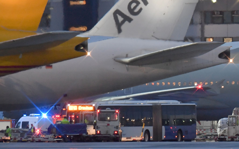 An Bord waren mehr als 100 Menschen, die evakuiert wurden (Archivbild). - Foto: Boris Roessler/dpa