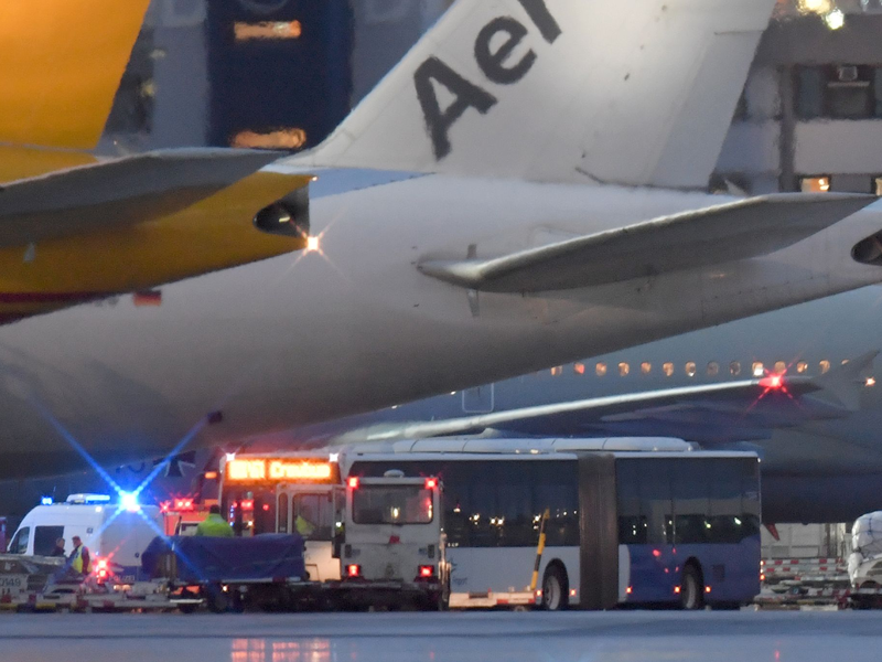 An Bord waren mehr als 100 Menschen, die evakuiert wurden (Archivbild). - Foto: Boris Roessler/dpa