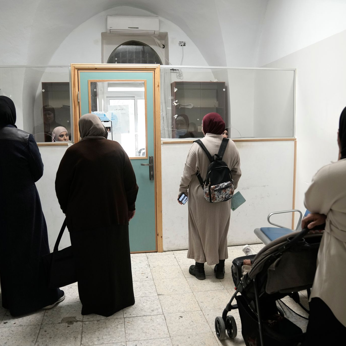 In Israel treten voraussichtlich zwei Gesetze in Kraft, die die Arbeit des palästinensischen UN-Hilfswerks UNRWA verbieten. - Foto: Mahmoud Illean/AP/dpa