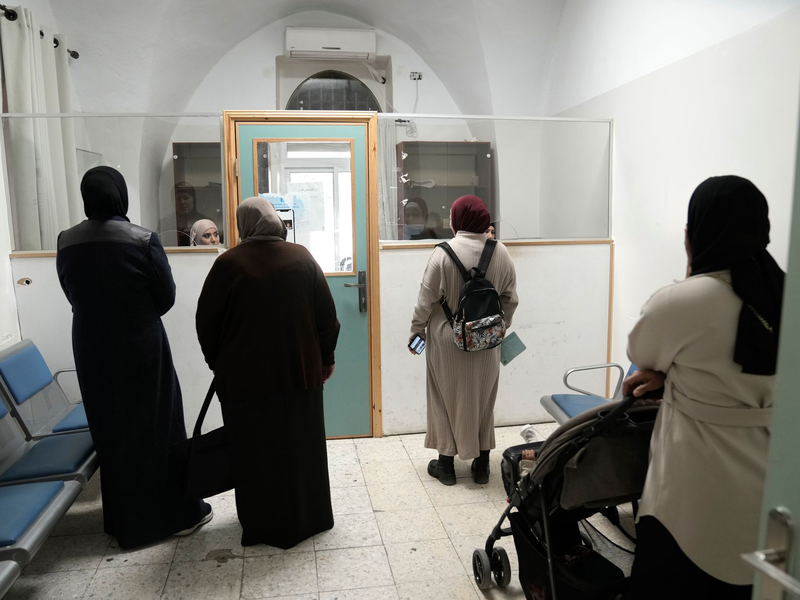 Laut UNRWA-Chef Philippe Lazzarini sind Hunderte Schüler von den Schließungsanordnungen betroffen. (Archivbild) - Foto: Mahmoud Illean/AP/dpa