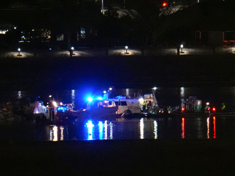 Rettungskräfte arbeiten auf dem Potomac. - Foto: Julio Cortez/AP/dpa
