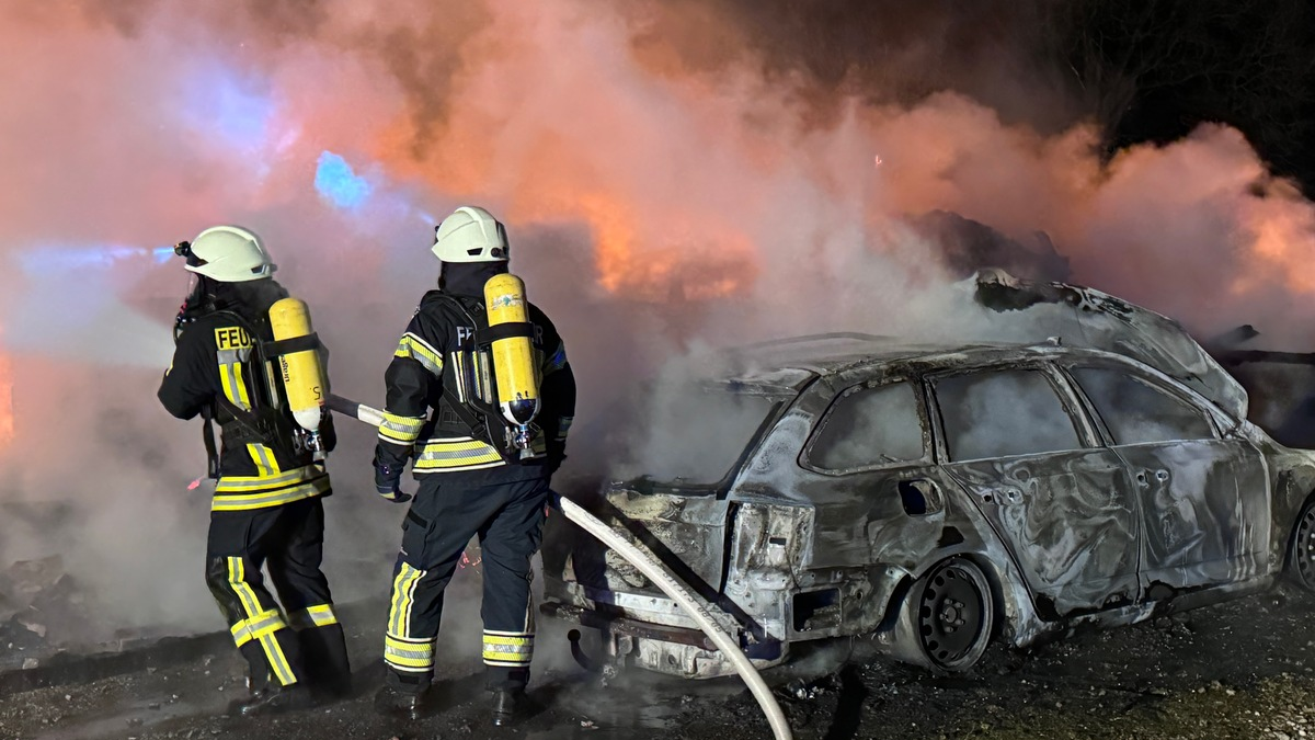 FFW Fredenbeck: Scheune brennt komplett nieder / Ausbreitung auf Wohnhaus kann verhindert werden - Foto: presseportal.de