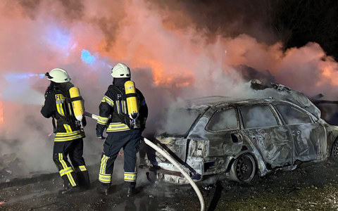 FFW Fredenbeck: Scheune brennt komplett nieder / Ausbreitung auf Wohnhaus kann verhindert werden - Foto: presseportal.de