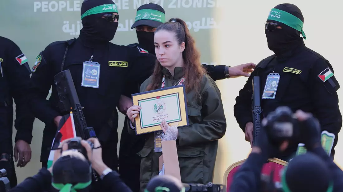 Die israelische Soldatin Agam Berger wurde in Dschabalija im Norden des Gazastreifens übergeben. - Bild: Mohammed Hajjar/AP/dpa