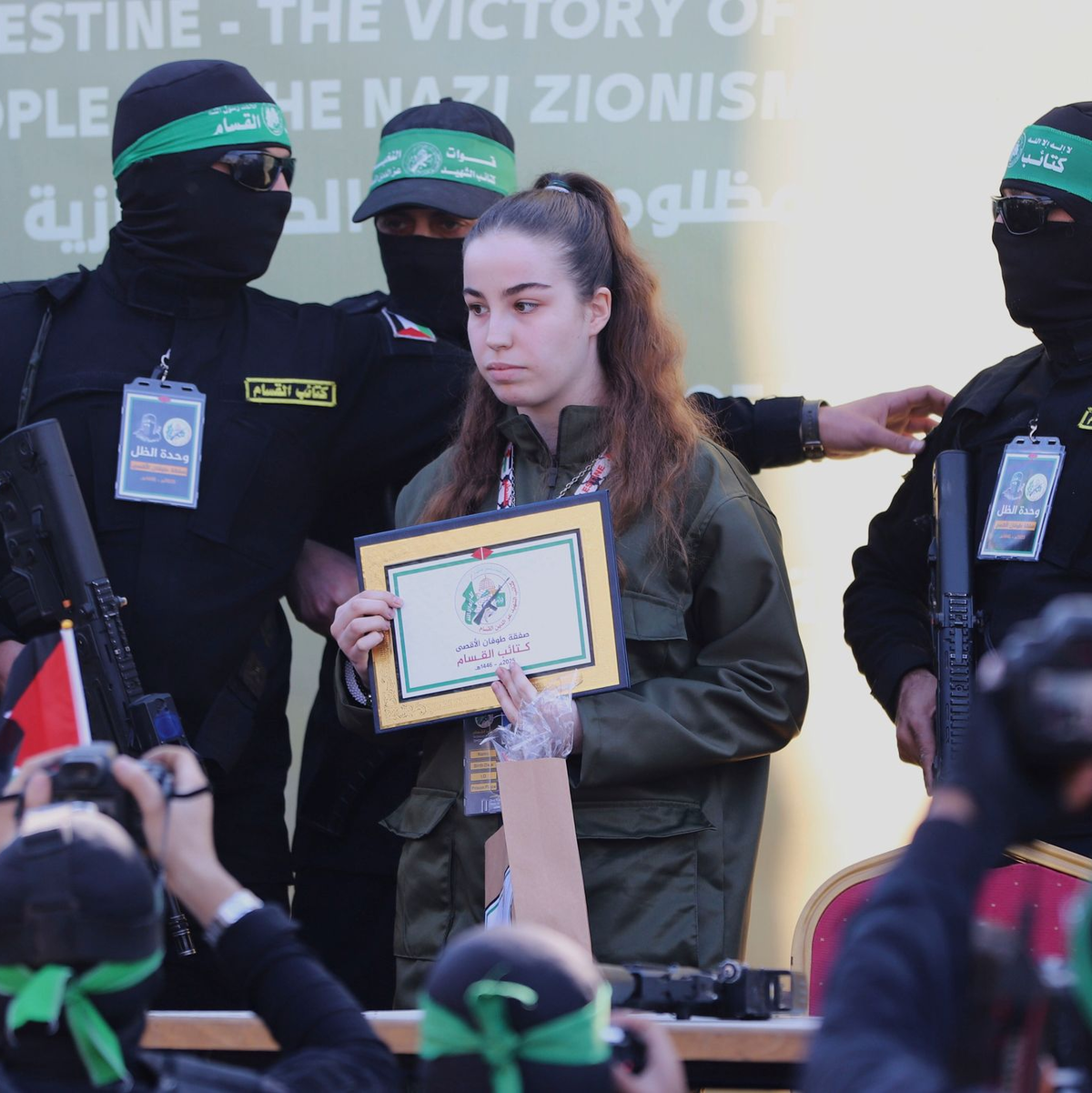 Die israelische Soldatin Agam Berger wurde in Dschabalija im Norden des Gazastreifens übergeben. - Foto: Mohammed Hajjar/AP/dpa