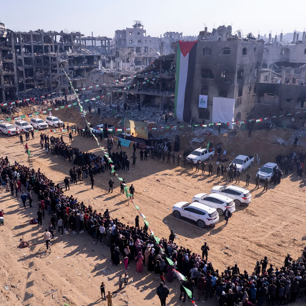 Die Hamas übergab Agam Berger vor der Kulisse zerstörter Gebäude an Vertreter des Roten Kreuzes. - Foto: Mohammad Abu Samra/AP/dpa