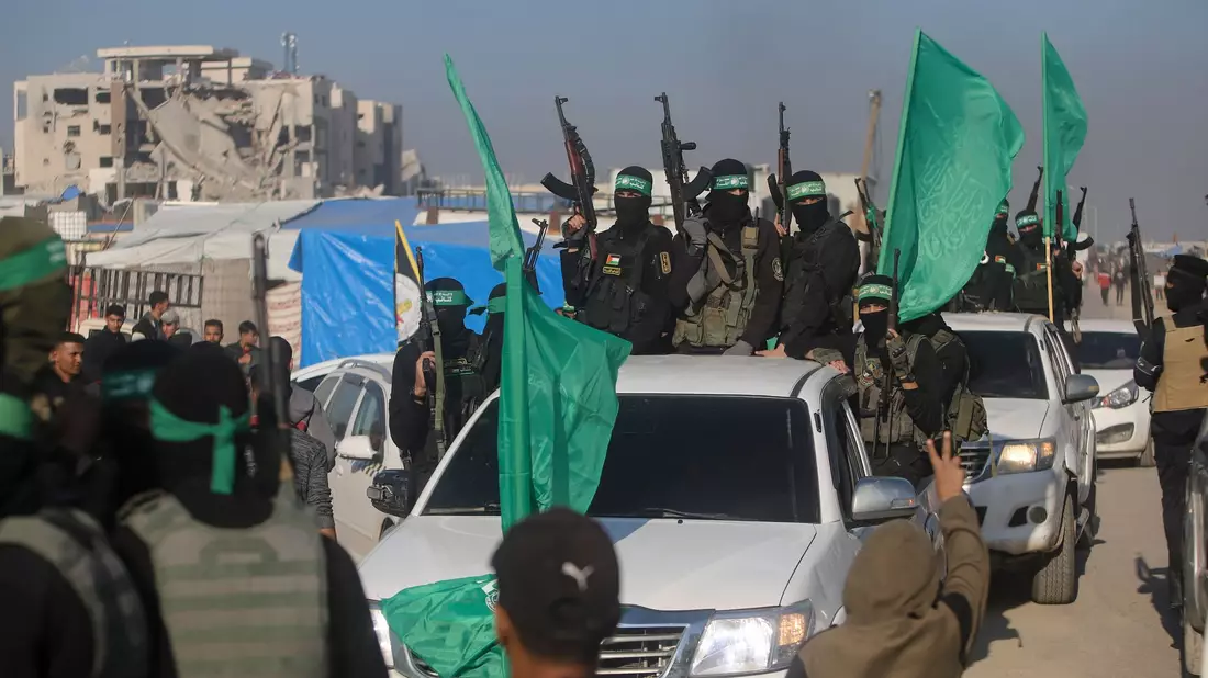 In Chan Junis sammelten sich islamistische Kämpfer vor der erwarteten Übergabe weiterer Geiseln. - Bild: Jehad Alshrafi/AP/dpa
