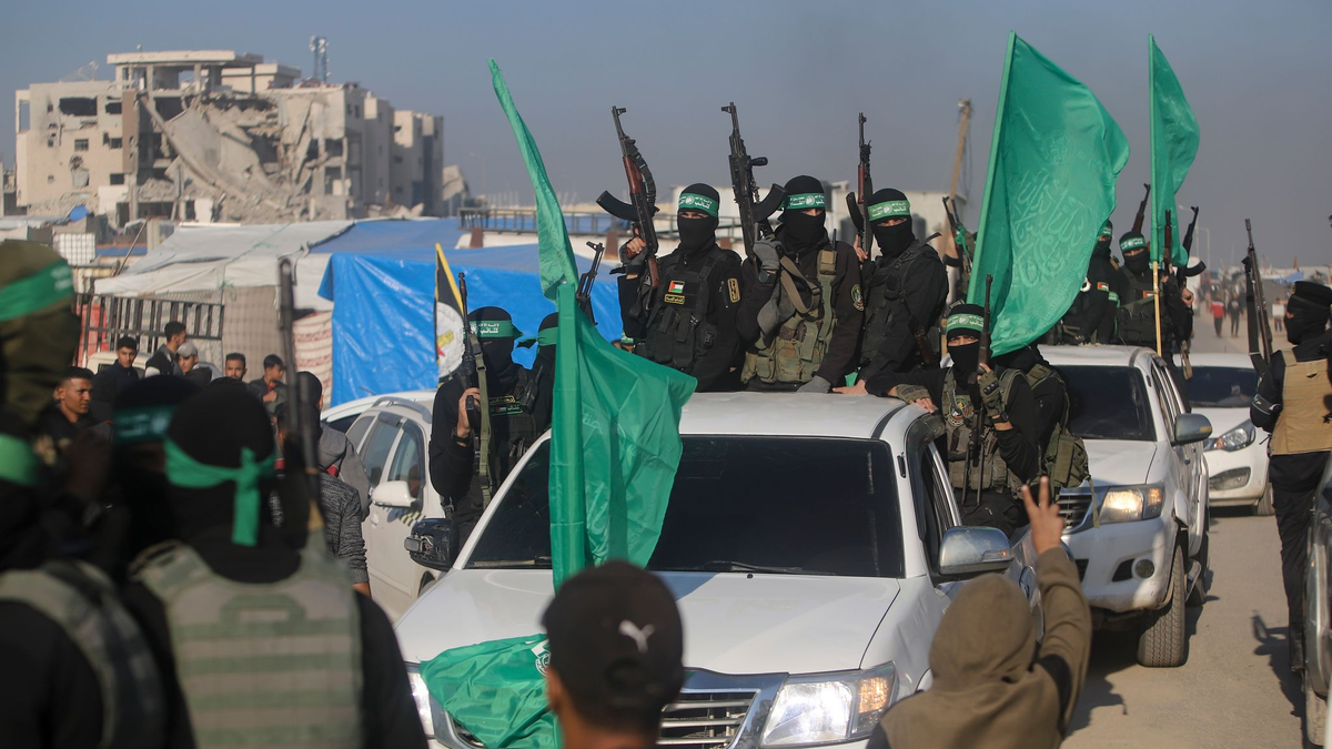 Menschenmenge begrüßt bewaffnete Mitglieder der Terrororganisationen Hamas und Islamischer Dschihad.  - Foto: Jehad Alshrafi/AP/dpa