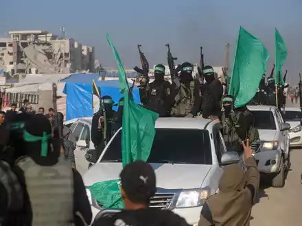 Menschenmenge begrüßt bewaffnete Mitglieder der Terrororganisationen Hamas und Islamischer Dschihad.  - Foto: Jehad Alshrafi/AP/dpa