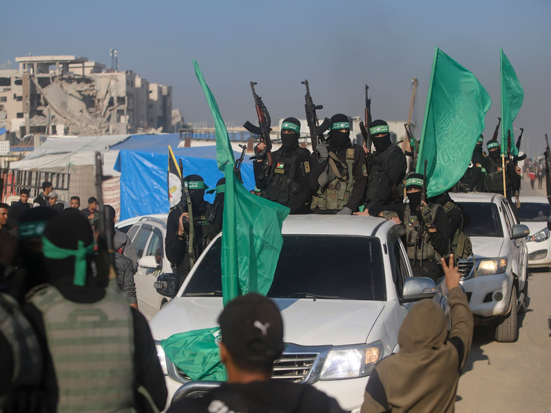 Menschenmenge begrüßt bewaffnete Mitglieder der Terrororganisationen Hamas und Islamischer Dschihad. - Foto: Jehad Alshrafi/AP/dpa