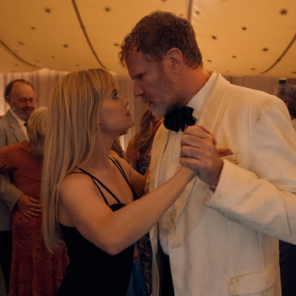 Eine doppelte Buchung mit Folgen: Jim (Will Ferrell) und Margot (Reese Witherspoon) müssen in «Ihr seid herzlich eingeladen» feststellen, dass sie dasselbe Hotel für eine Hochzeitsfeier gebucht haben. - Foto: K.A./Prime Video/dpa