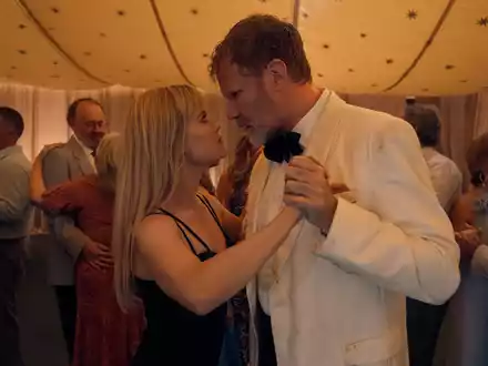 Eine doppelte Buchung mit Folgen: Jim (Will Ferrell) und Margot (Reese Witherspoon) müssen in «Ihr seid herzlich eingeladen» feststellen, dass sie dasselbe Hotel für eine Hochzeitsfeier gebucht haben. - Foto: K.A./Prime Video/dpa