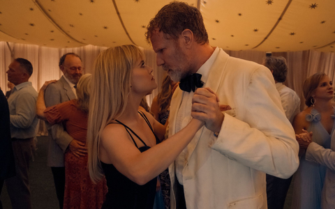 Eine doppelte Buchung mit Folgen: Jim (Will Ferrell) und Margot (Reese Witherspoon) müssen in «Ihr seid herzlich eingeladen» feststellen, dass sie dasselbe Hotel für eine Hochzeitsfeier gebucht haben. - Foto: K.A./Prime Video/dpa