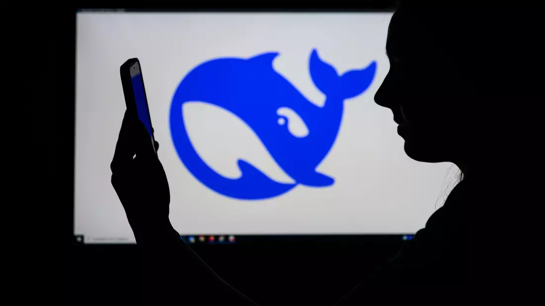 Die Vorstellung der chinesischen KI DeepSeek Ende Januar schockierte die etablierte US-Konkurrenz und löste ein Börsenbeben aus. Cybersicherheitsfachleute halten die Anwendung für bedenklich, die italienische Datenschutzbehörde hat DeepSeek auf den Index gesetzt. (Foto: Illustration) - Bild: Patrick Pleul/dpa