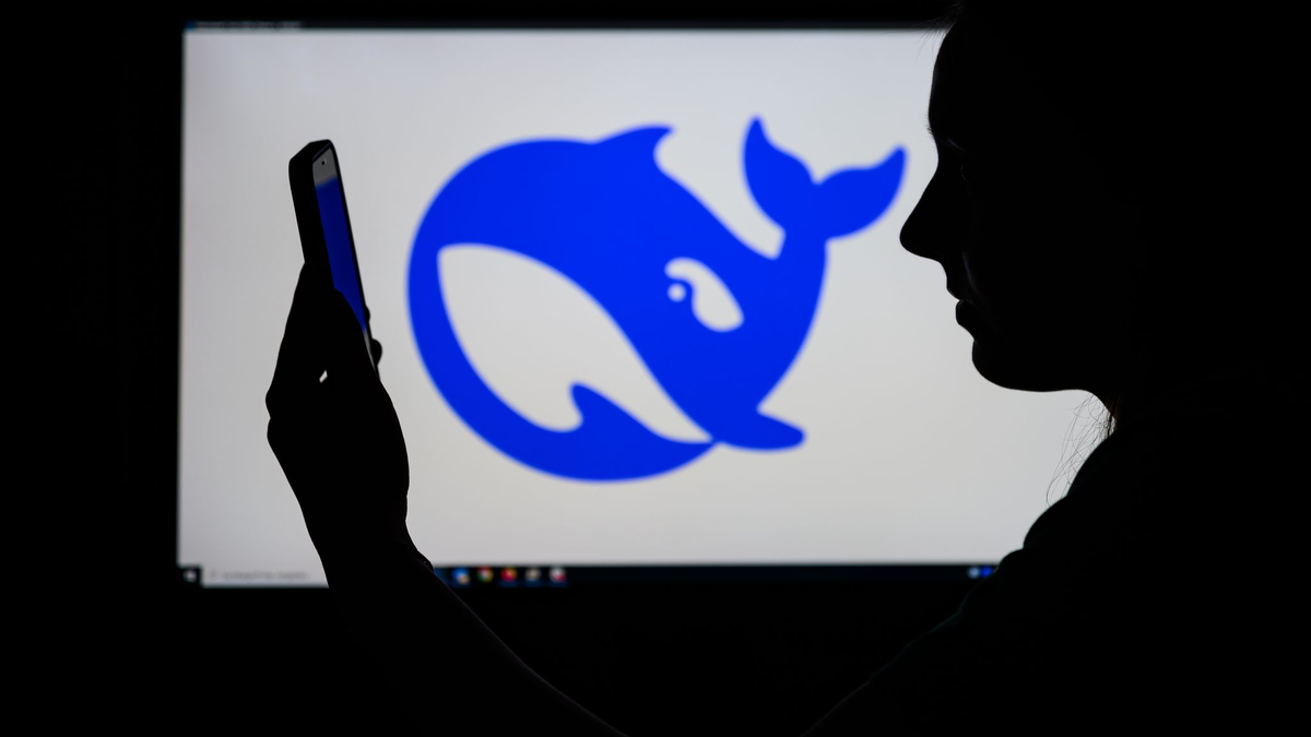 Die Vorstellung der chinesischen KI DeepSeek Ende Januar schockierte die etablierte US-Konkurrenz und löste ein Börsenbeben aus. Cybersicherheitsfachleute halten die Anwendung für bedenklich, die italienische Datenschutzbehörde hat DeepSeek auf den Index gesetzt. (Foto: Illustration) - Foto: Patrick Pleul/dpa