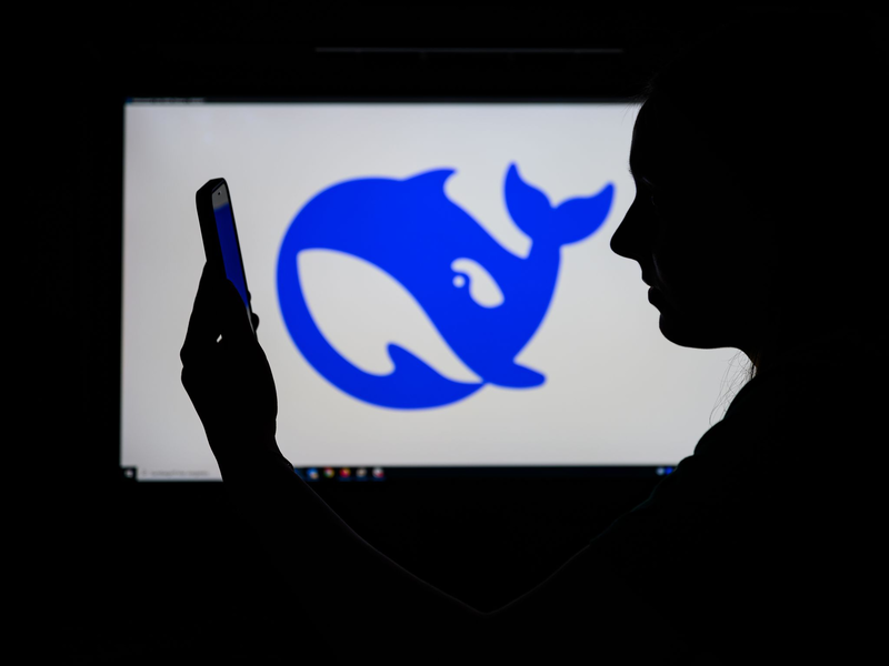 Die Vorstellung der chinesischen KI DeepSeek Ende Januar schockierte die etablierte US-Konkurrenz und löste ein Börsenbeben aus. Cybersicherheitsfachleute halten die Anwendung für bedenklich, die italienische Datenschutzbehörde hat DeepSeek auf den Index gesetzt. (Foto: Illustration) - Foto: Patrick Pleul/dpa